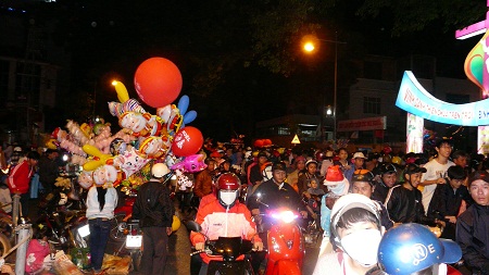 Trong[-]dòng[-]người[-]chen[-]chúc[-]đông[-]nhất[-]vẫn[-]là[-]giới[-]trẻ.
